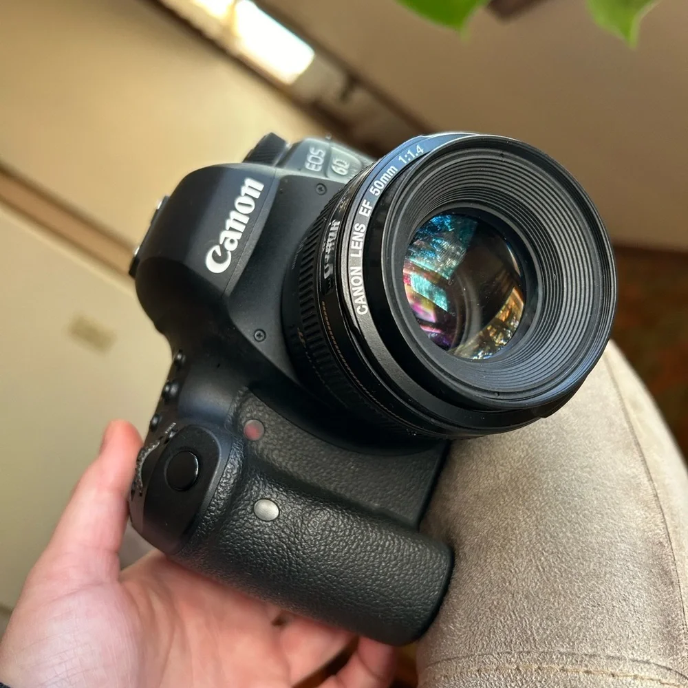 Canon 6D Mark ii + 50mm lens + Neewer flash